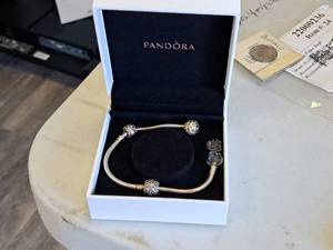 lot 1097 image: Pandora 7 Bracelet with Jewelry Box