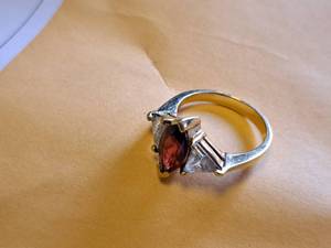lot 1098 image: Womens Ring