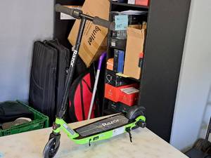 lot 1104 image: Razor Black Label E90 12V Electric Scooter