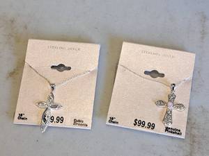 lot 1093 image: Lot of (2) Womens 18 Necklaces