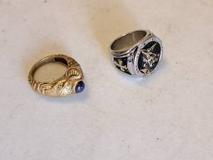 lot 1095 image: Lot of (2) Rings