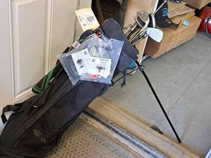 lot 1111 image: Golf Club Set - Golf Club Drivers, Irons and Putter with  Golf Bag