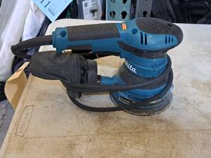 lot 213 image: Makita 5 Orbital Sander B05041