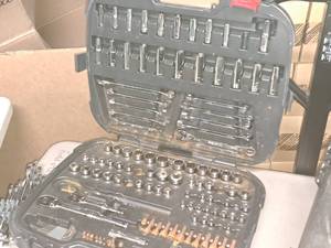 lot 231 image: Husky Ratchet Socket and Wrench Set