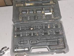 lot 230 image: 28-piece Ratchet Socket Set