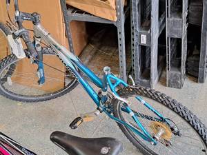 lot 1156 image: Schwinn Ridge AL 26 Womens Trail Bike 17 Teal Frame