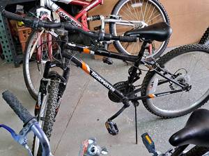 lot 1154 image: Roadmaster Granite Peak 24 Mens 18-speed Trail Bike 15 BlackOrange Frame