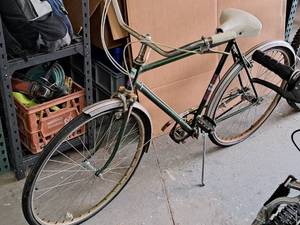 lot 1161 image: Montgomery Ward 27 Mens Single-speed Street Bike 21 Green Frame