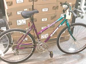 lot 1165 image: Magna Glacier Point 24 Womens 10-speed Trail Bike 19 Purple Frame