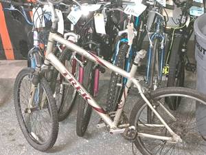 lot 1168 image: Trek Navigator 300 26 Mens 10-speed Trail Bike 22 White Frame