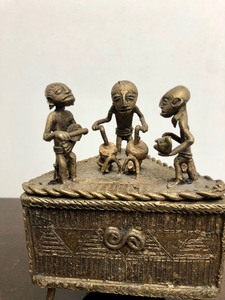 Antique Small Ashanti Bronze Box wMusicians