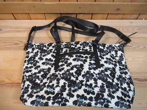 lot 144 image: Heathers Closet Printed Tote Bag w Removable Crossbody Strap