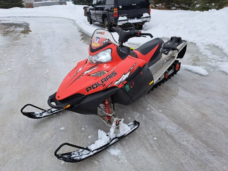 lot 1 image: 2005 Polaris RMK 900 LP9 Clearfire Injection 151 68-HP Mountain Snowmobile