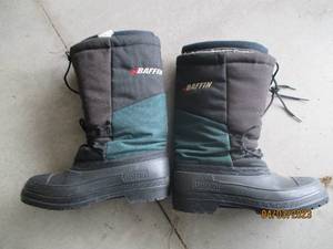Mens size 12 Baffin Snowmobile boo...