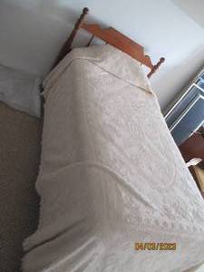 Vintage Twin sized Spindled wood be...