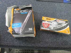 lot 32 image: BIC Glide Bold Retractable Ballpoin...