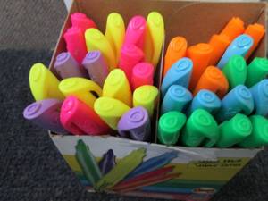 lot 45 image: 34 Assorted Colors Sharpie Highligh...