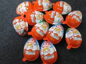 lot 176 image: 12 Kinder Joy...