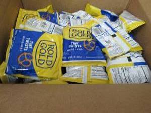 lot 281 image: 40 - 1 oz Bags Rold Gold Tiny Twist...