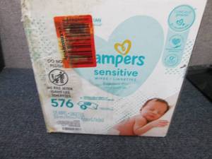 lot 388 image: Case of 576 Pampers Baby Wipes...