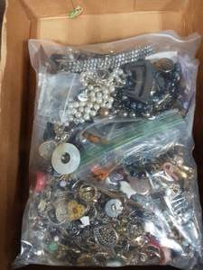 lot 10 image: Bulk Lot Of Assorted Costume Jewelry