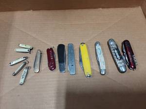 lot 19 image: Assorted Pocket Knives