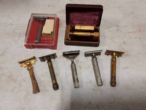 lot 20 image: Vintage Razors