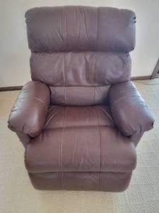 lot 14 image: Handsome Barcalounger Lever Recliner