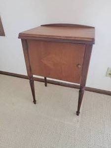 lot 54 image: AE176121 Singer Sewing Machine & Cabinet