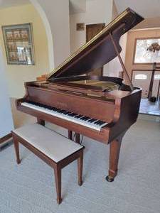 lot 1 image: Breathtaking Walnut Yamaha Medium Grand Piano G2 J3500980