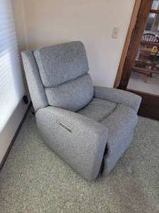lot 10B image: New Flexsteel Electric Recliner