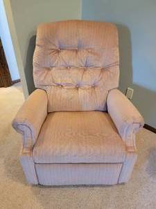 lot 83 image: Tan Tuffed La-Z-Boy Recliner