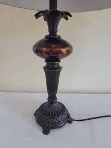lot 11 image: Tuscan Pineapple Table Lamp