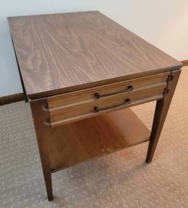 lot 26C image: Mid-Century Modern Accent Side Table
