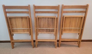 lot 74 image: Classic Wood Folding Chairs