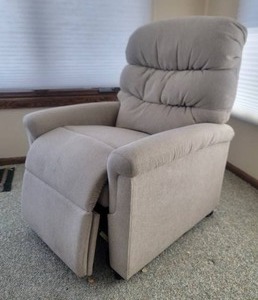lot 10A image: UltraComfort Large Power Lift and Recline Chair - UC542