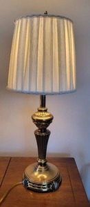 lot 18 image: Vintage Scallopshell Brass Accent Lamp Pair