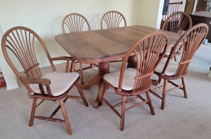lot 2 image: Gorgeous Bespoke Amish Farmhouse Dining Set by Amish Heritage