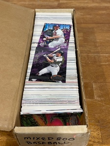 800 Mixed Baseball Cards