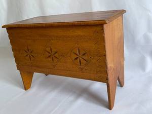 lot 110 image: Vintage Ornate Adriance Heritage Collection Wooden Dresser Top Decorative Box