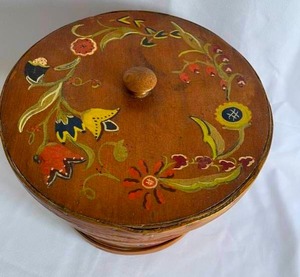lot 116 image: Vintage Hand Painted Rosemaling Wooden Bent Wood Basket with Cover - Lid
