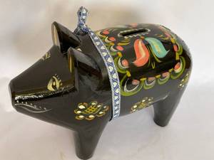 lot 143 image: Vintage Wooden Hand Painted Rosemaling Piggy Bank