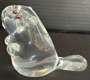 lot 70 image: Stueben Glass Beaver Figurine