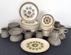 lot 302 image: Retro Stoneware Dish Set including Vintage Denby Sherwood Dish Set