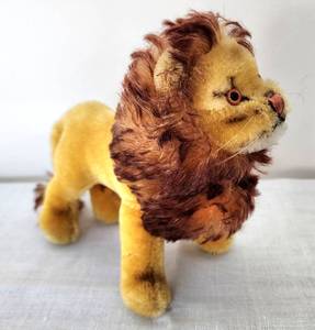 lot 345 image: Vintage Steiff Lion