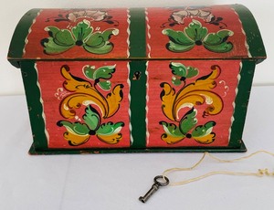 lot 263 image: Vintage Wooden Rosemaling Box with Key