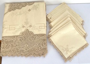 lot 282 image: Vintage Tablecloths and Napkins