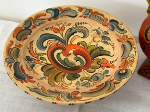lot 31 image: Hand Painted Rosemaling Pedestal Server and Rooster Figurine