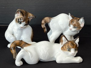 lot 47 image: Three Vintage Rosenthal Porcelain Kitten Figurines