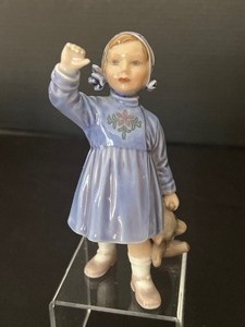 lot 350 image: Vintage Jens Peter Dahl Jensen #1152 Porcelain Figurine